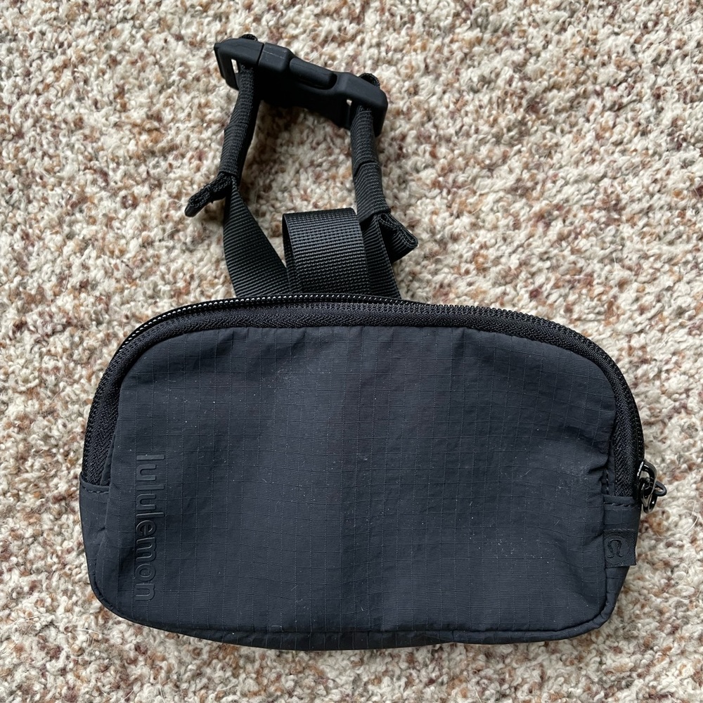 Lululemon Mini Belt Bag in Black, EUC